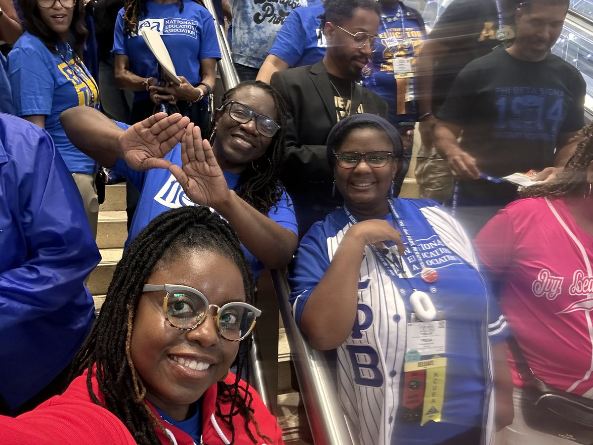 chateacher27's tweet image. At the @NEAToday convention members of the Divine Nine NEA caucus came together for a community service project to collect banned books to be distributed in FL!!! #NEARA #NPHC #publicservice #socialjusticeisunionwork