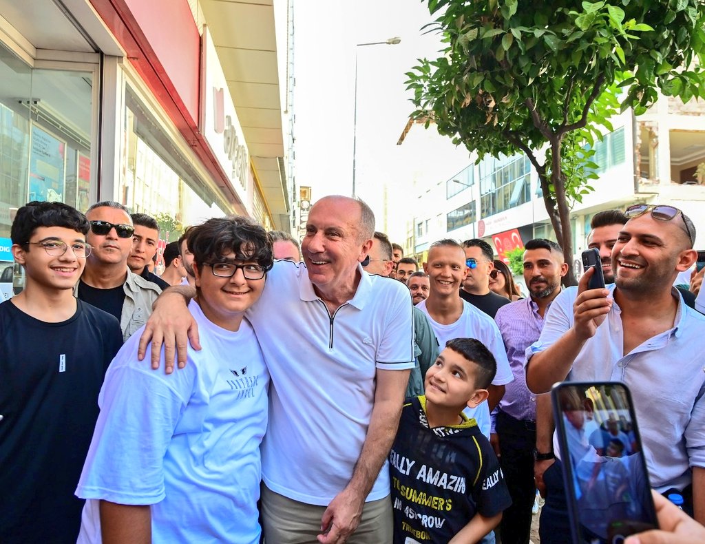 Seçimden önce 'sokağa nasıl çıkacaksınız' soruları yöneltilen Muharrem İnce, sokağa ilk çıkan lider oldu.