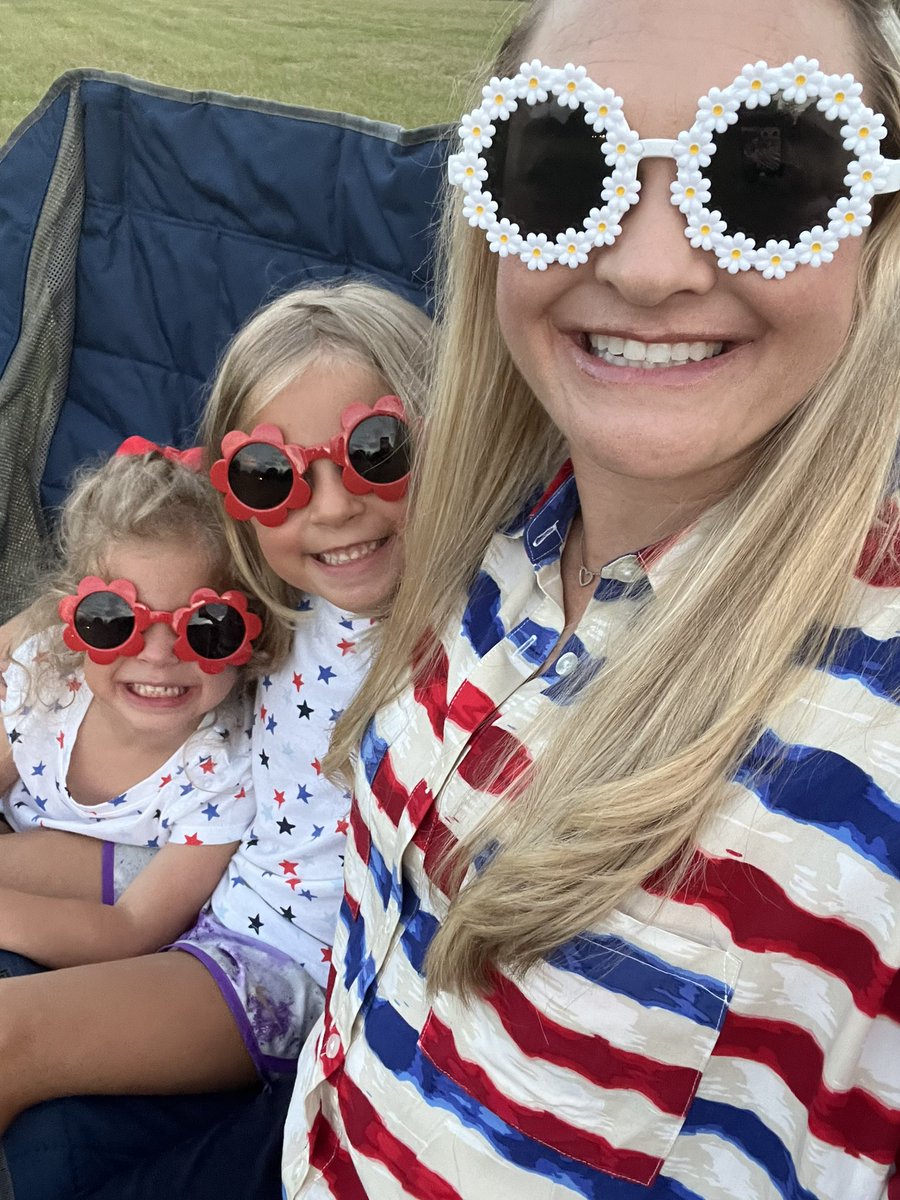 SERELibrary's tweet photo. Happy 4th of July! The sun came out so we could try our new #targetdollarspot sunnies, too! @SEREbulldogs #sereproud #bulldogs4kindness #summerbingo https://t.co/BJhiivIuCs