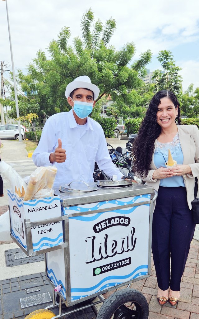 LaGoyi's tweet photo. Él es Roberto Salazar, un joven muy amable, con vocación de servicio al cliente. Desde hace una semana llegó con su carretita de #Helados #Ideal a la Av. Los Arcos,  en #Samborondón (afuera de Marriot). https://t.co/PPzsaeh2S8
