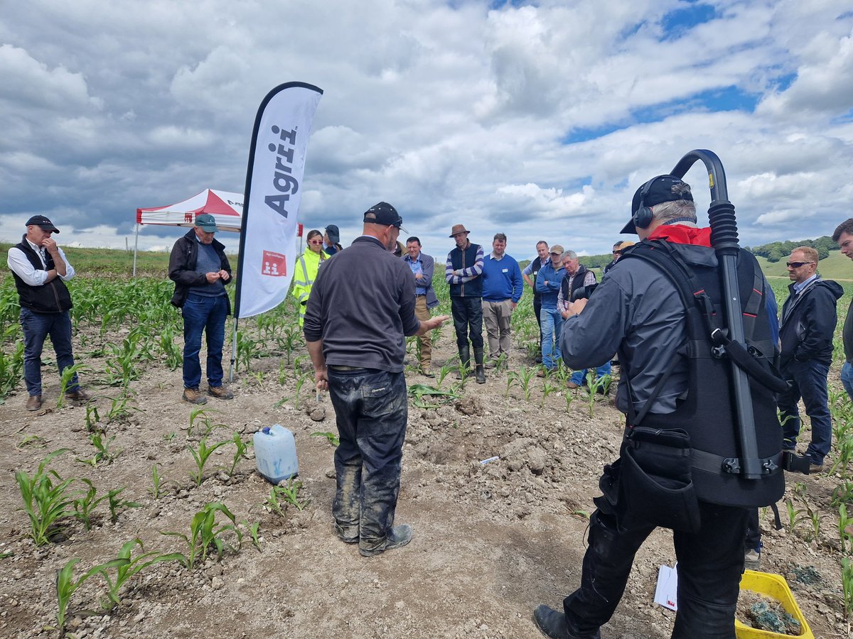 snappywombat's tweet photo. Smashing to be part of the field team at @AgriiUK #agriifocus talking about #soil #striptillage #nutrition #srarterfertiliser #bokashi you'll be amazed what you can do with what you have. https://t.co/hOggF877kn