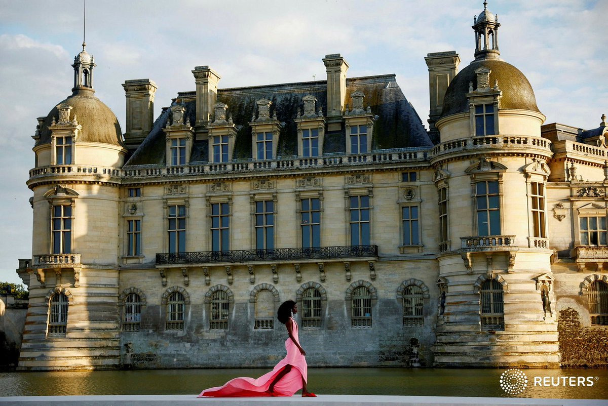 sandra_auger's tweet photo. Valentino Haute Couture Fall/Winter 2023-2024 collection show at the Chateau de Chantilly near Paris, France, July 5, 2023. REUTERS/Sarah Meyssonnier #reuters #Valentino #chateaudechantilly #HauteCouture #ParisFashion @reuterspictures 📸@SarahMeyss https://t.co/F9OImPR8Tn