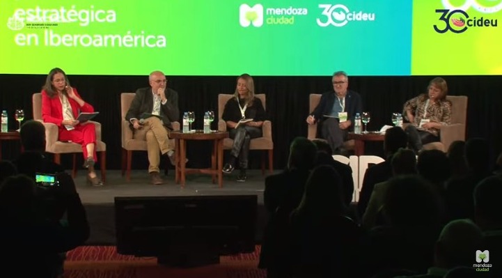 Rosa Arlene María, Directora Ejecutiva de <a href="/CIDEU/">CIDEU</a>, dio inicio al Conversatorio "Ciudades en Transformación: 30 años de planificación estratégica en Iberoamérica", con la participación de expertos en planificación de Antioquia, Barcelona, Buenos Aires y San Sebastián/Donostia