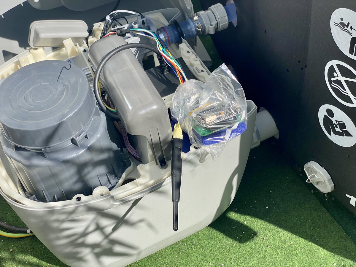 tech_tobi's tweet photo. Whirlpool 💦 goes #SmartHome: ESP8266 + ext.Antenne + MQTT + FHEM + Homebridge = komplett steuerbar mit Apple Homekit & Siri 🫡😎 #LayZspa // Next step: automatische Heizung mit Photovoltaik Überschuss ☀️ (found on Github: https://t.co/wCcMV3IFML ) https://t.co/0GJc2Kljyd