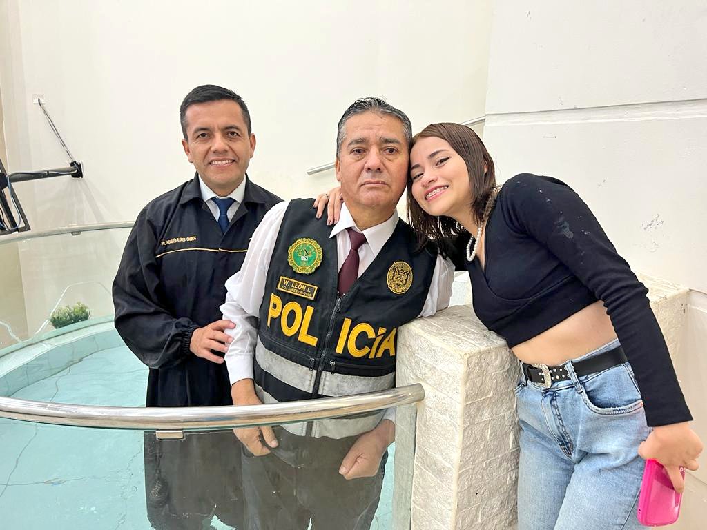 AgustinFloresC1's tweet photo. 📍[Chimbote]✨Wilmar León, policía en retiro decide entregar su vida a Jesús a través del bautismo. "No hay mayor honor que seguir al general de generales" 🙏🏻 
Y ahora se suma al desafío de ser parte un Caleb Omega. 🖐🏻
#MiCOP #CalebAlpha #RID https://t.co/JnPMRFpgKt