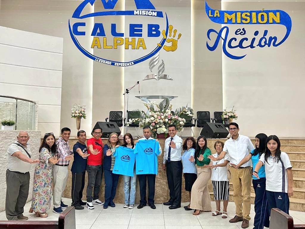 AgustinFloresC1's tweet photo. 📍[Chimbote]✨Wilmar León, policía en retiro decide entregar su vida a Jesús a través del bautismo. "No hay mayor honor que seguir al general de generales" 🙏🏻 
Y ahora se suma al desafío de ser parte un Caleb Omega. 🖐🏻
#MiCOP #CalebAlpha #RID https://t.co/JnPMRFpgKt