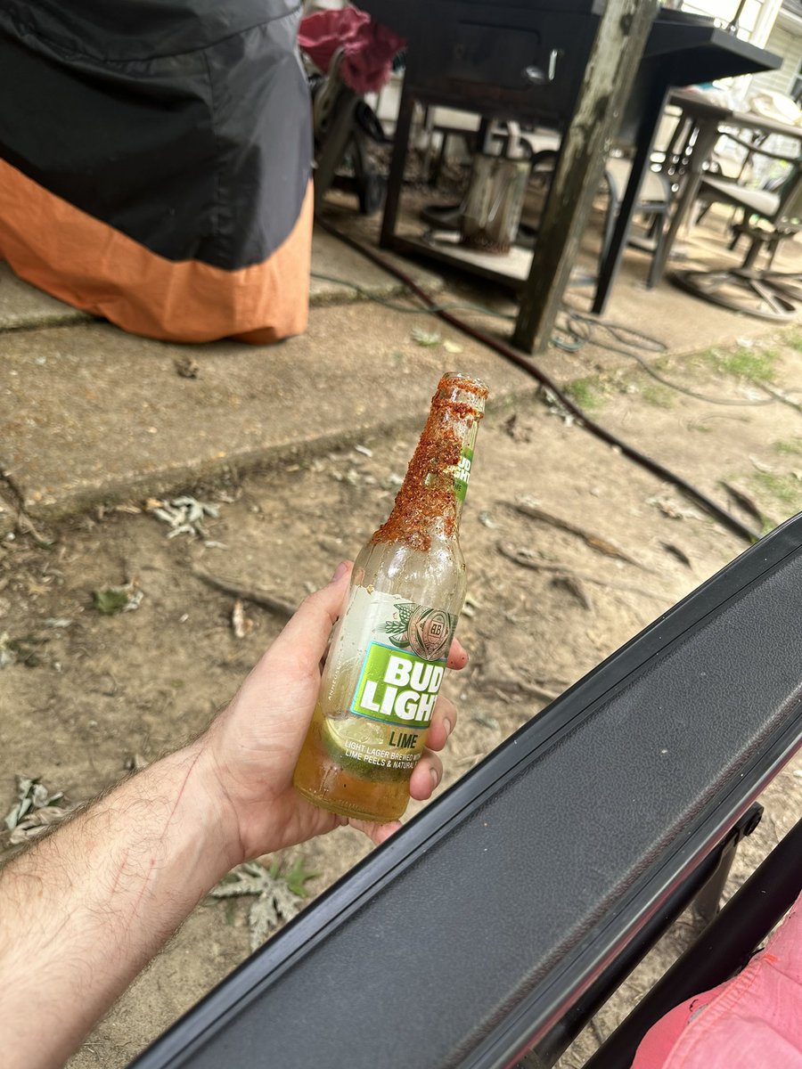 SamBauerSTL's tweet photo. Bud lime, chamoy, tajin, peach lemme put y’all on, throw a lil peach mo shine in there too😮‍💨🤝🏻 https://t.co/rwBgwGKe2X