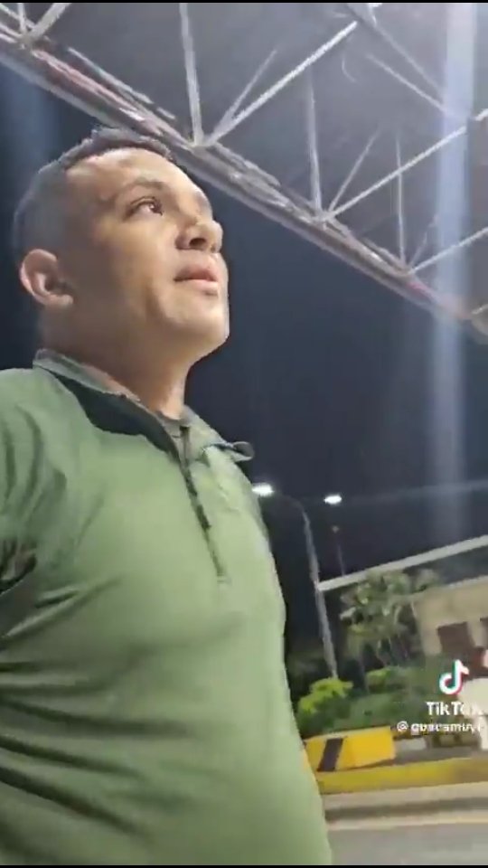 jhonnyV1234's tweet photo. Este MISERABLE DELINCUENTE Plasta de 💩,  Representante de la Indigna FABV, Hizo Bajar Toda la Carga de este Camión, Como Represalia porque los Agricultores NO Quisieron dejarse Extorsionar. Eso es lo que @NicolasMaduro Infamia hoy, en su "desfile" del 5 de Julio. DA VERGÜENZA. https://t.co/kZjiGDnu2e
