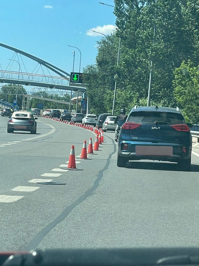 Este es solo un ejemplo de la necesidad de que alguien revise la visibilidad de los luminosos y las indicaciones.
Ahora mismo es imposible, si te incorporas desde la M30, saber si el acceso al carril central de la A6 es libre o es sólo para Bus VAO.

Pero vamos… no es el único