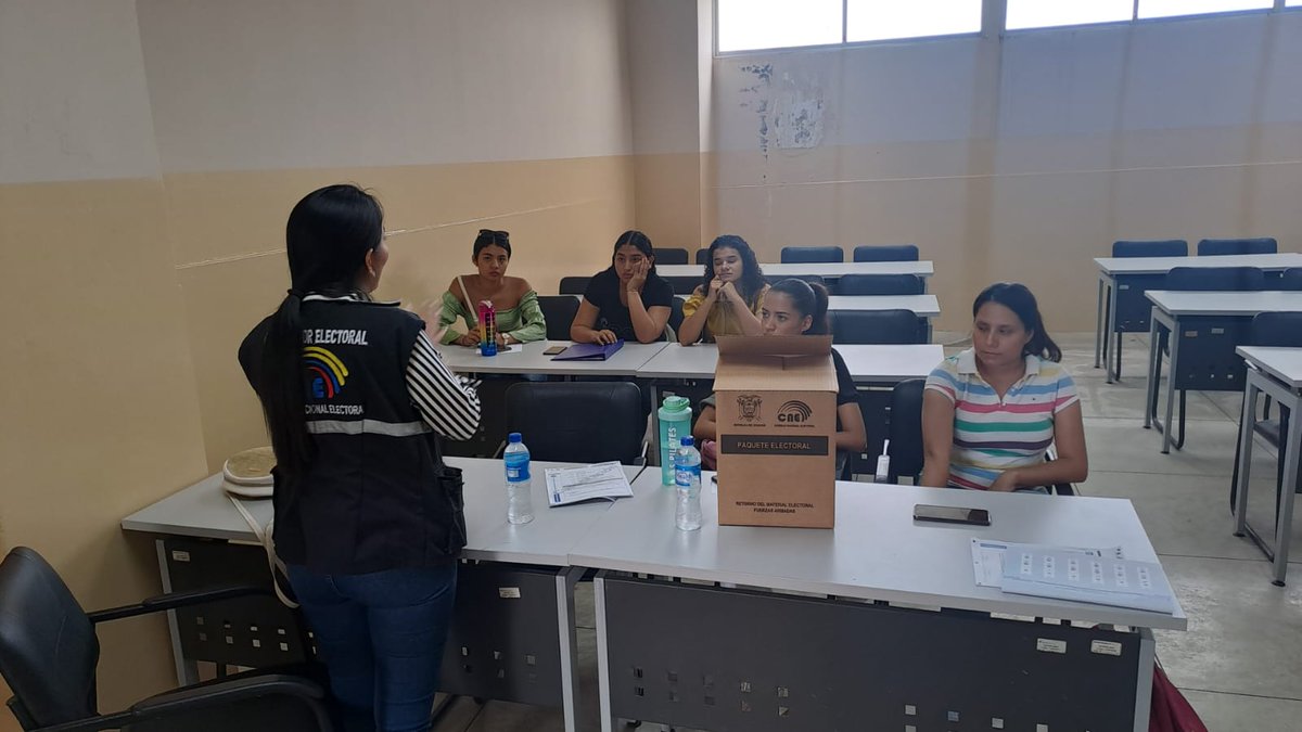 CNEManabi's tweet photo. ✔️| Trabajamos capacitando a los #MJRV🗳️ en las universidades San Gregorio, UTM, ULEAM (extensión Manta, Chone y Pedernales) y en la ESPAM.
#EleccionesAnticipadas2023Ec 🇪🇨🗳️

También tenemos un punto fijo en el auditorio del CNE Manabí. https://t.co/Ap7NsFXkG7