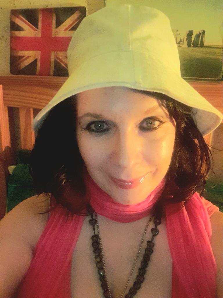 lorraine_warde's tweet photo. #selfie π€³ in bed wearing my #whitebuckethat
Are you there @AndyJenkin6 ? Have you tackled your #sewingbasket ? I know how much you love #darningyoursocks & us #hillbillies know how to #gobacktobasics + we know how to really #letourhairdown & have a bit if fun! #keepatroshin π https://t.co/sIYWJrKMCH
