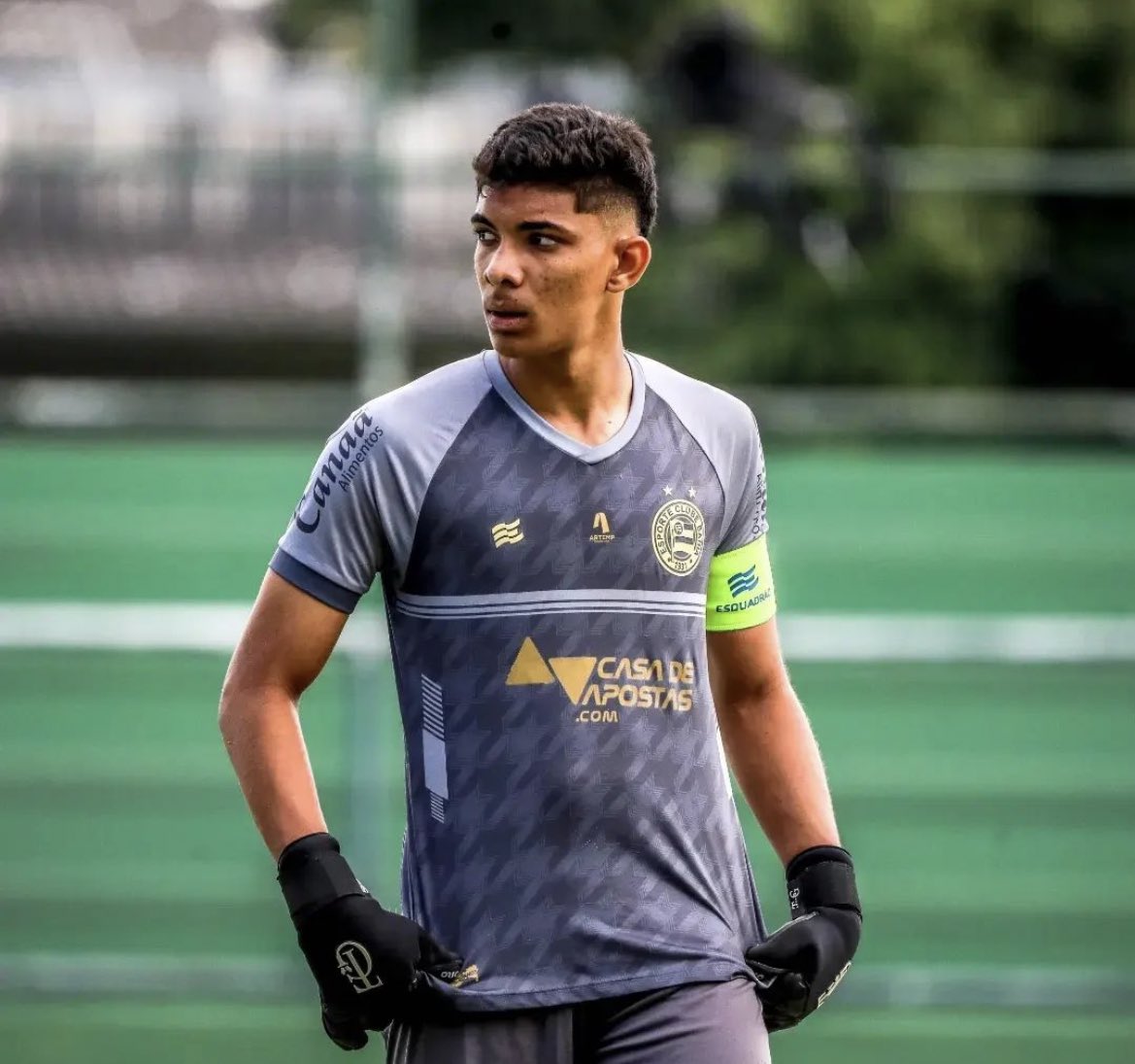 zegustavo97's tweet photo. Al��m dos hat-tricks de Ryan Francisco e Mateus Iseppe, eu queria destacar tbm o goleiro do Bahia nessa rodada de abertura. O Tricolor Baiano empatou com o forte Athletico muito pela boa atuação do Victor Santos (2006). Ele tem convocação recente pra Seleção Sub-17 no currículo. https://t.co/uoAxYgwZsY