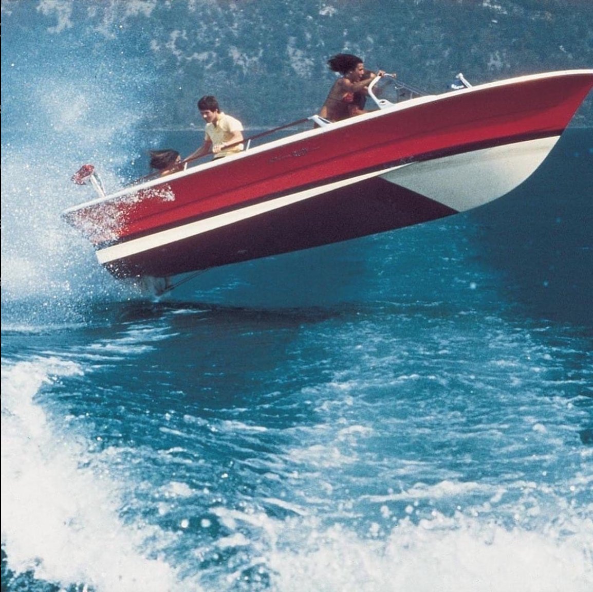 #sundayfunday #sundayvibes #riva #rudy #nautica #maritimelife #sport #runabout #italian #vintage #luxury #sportboat #80s #80sstyle #lagodiseo #lombardia #italy #lifestylephotography #travelphotography #beyondcoolmag #motion #travel #urban #life