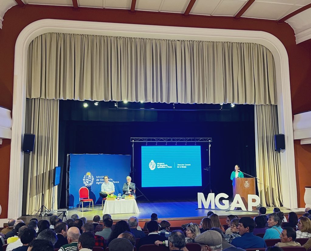 IrazabalDiego's tweet photo. Hoy #Trinidad fue sede del Congreso Nacional de la Granja organizando por el @MGAPUruguay. Buena oportunidad para conocer más sobre la realidad granjera, y encontrarme con amigos y productores que son referentes en el sector. https://t.co/XUZLdQY6si