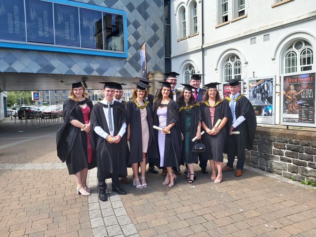 LizzieBowes2's tweet photo. Fantastic day celebrating graduation with our agricultural students 🎉🎓@ColegSirGar Thanks to the amazing support given to the learners by an amazing HE team. (Photo by @onwy580 )#GelliAur #GRADUATES #NextGeneration #WeAreWelshFarming https://t.co/kdr906PrNS