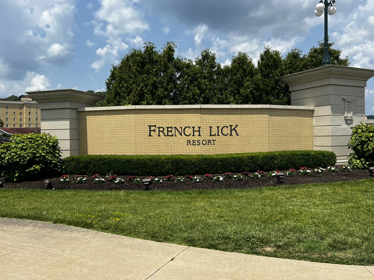 Bill_Mosiello's tweet photo. @robdenbo @FLR_Golf @FL_Resort Thank you Superstar Rob Denbo for an incredible experience at French Lick Resort and Golf #donaldrosscourse #petedye https://t.co/VkdfuevecC
