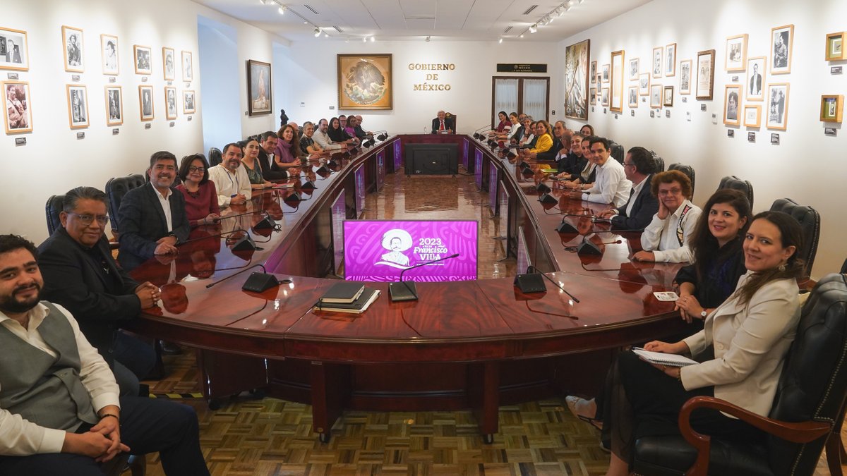 lopezobrador_'s tweet photo. Nos reunimos con todo el equipo de la Secretaría de Cultura. Estos servidores públicos, mujeres y hombres, han trabajado mucho a favor de la creación artística y enalteciendo la grandeza del México profundo. https://t.co/puVfLvOVLk