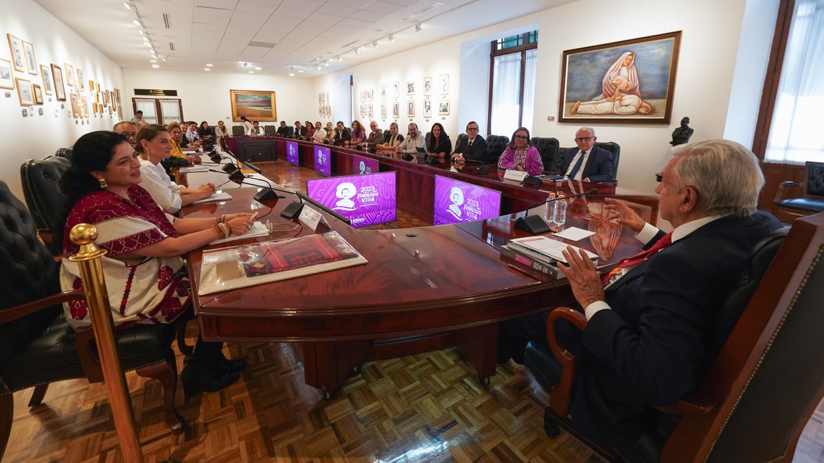 lopezobrador_'s tweet photo. Nos reunimos con todo el equipo de la Secretaría de Cultura. Estos servidores públicos, mujeres y hombres, han trabajado mucho a favor de la creación artística y enalteciendo la grandeza del México profundo. https://t.co/puVfLvOVLk