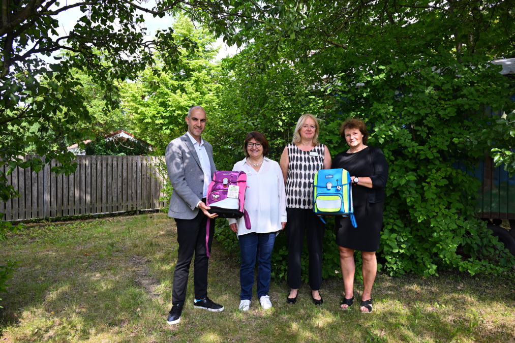 LGHNews's tweet image. Möglichst vielen Kindern einen guten Start in die Schule ermöglichen: Stadt Hannover stellt rund 450 Schulranzen-Sets für Kinder bedürftiger Familien zur Verfügung. 
#Hannover #Schulranzen #Schulstart

langenhagener-news.de/ranzen-fuer-ki…