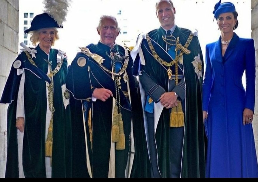 RobertHM75's tweet photo. Bow, bow, ye lower middle classes! Bow, bow, ye tradesmen, bow, ye masses, Blow the trumpets, bang the brasses, Tantantara! Tzing, boom!
#HonoursOfScotland #Scotland #RoyalFamily #Pantomime #GameOfThrones https://t.co/M6NuVTCj4z