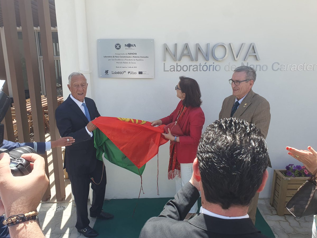 ciencia_pt's tweet photo. A cerimónia incluiu um momento do descerramento de placa de inauguração do #NANOVA, pelo Presidente da República, Marcelo Rebelo de Sousa e pela Ministra da @ciencia_pt, Elvira Fortunato e da Ministra da @coesao_pt, Ana Abrunhosa. https://t.co/pQ08CmziuD