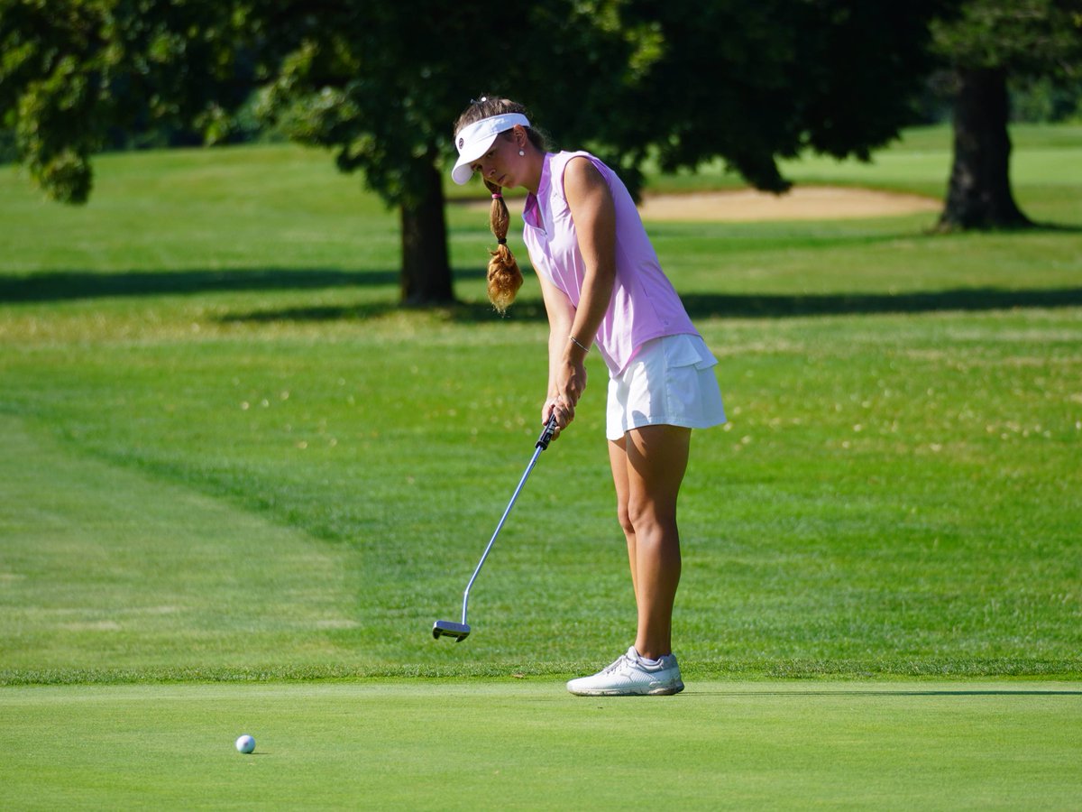 AJGAGolf's tweet image. Chasing event history 🏃‍♀️

Anna Swan (-9) holds a commanding lead at the #PennStateJr after round two. Her sights are set on the event's low 54-hole score of 12-under-par heading into the final round.