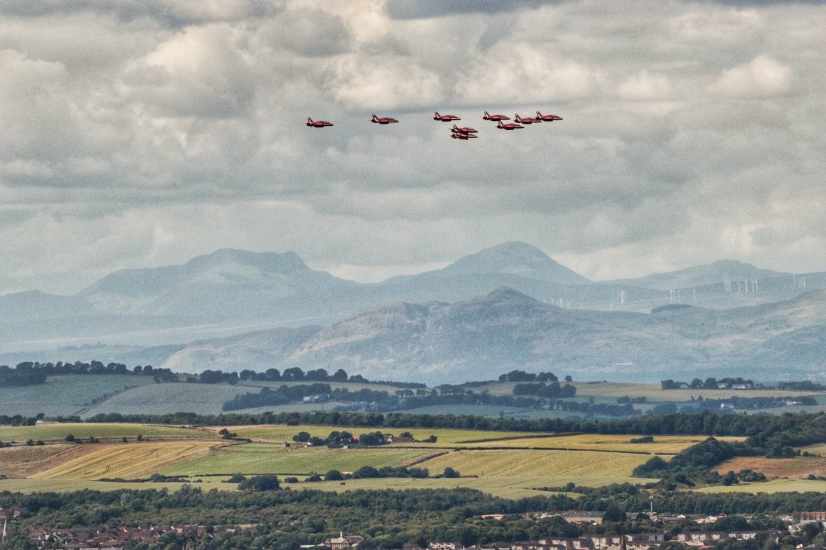 <a href="/EDI_Airport/">Edinburgh Airport</a> Just formed up over linlithgow. On approach to the castle from kirknewton