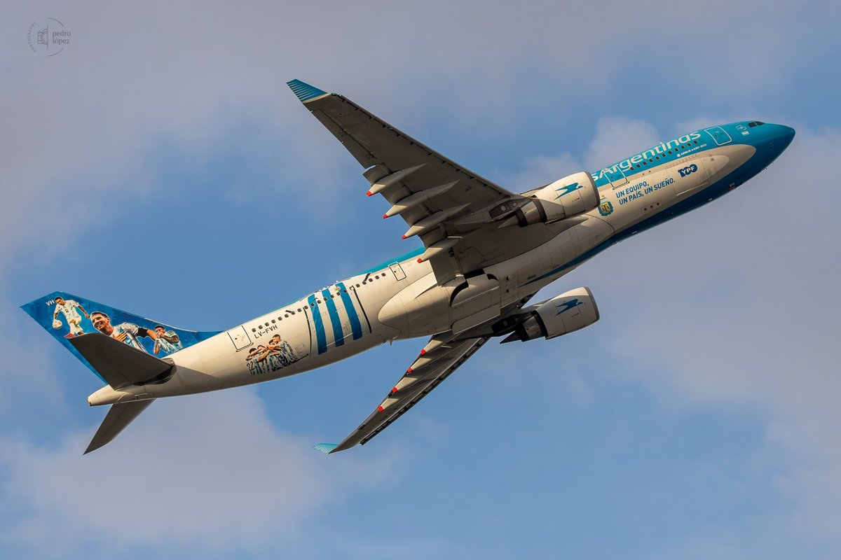 LV-FVH
Aerolíneas Argentinas 🇦🇷
Airbus A330-202
LEMD 04/06/2023
<a href="/VLCspotters/">VLCspotters ✈️</a> <a href="/Aerolineas_AR/">Aerolíneas Argentinas</a>