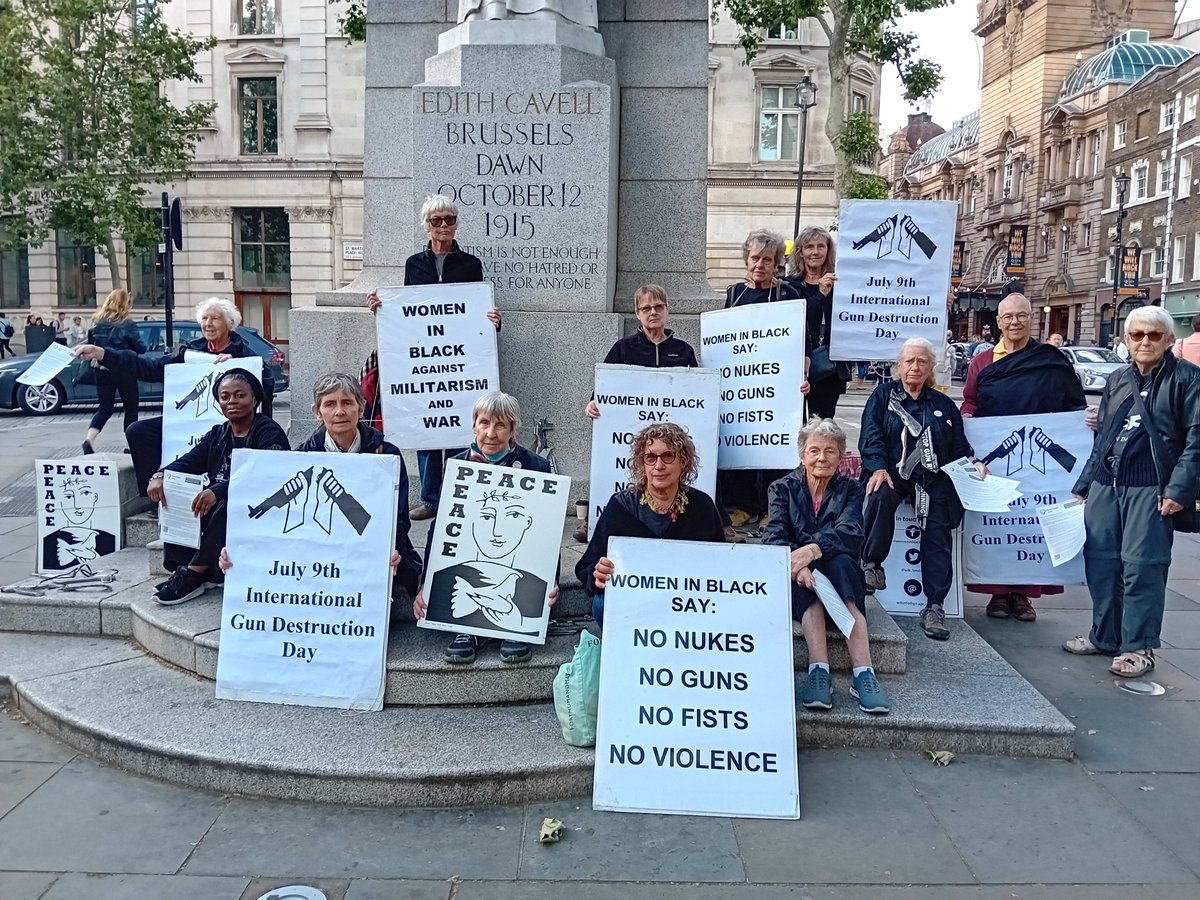 Tonight our @WiB_London vigil tonight with a focus on gun violence. 150 leaflets given out...and great number of WIBS! @newsaboutwomen @peace_news @pax