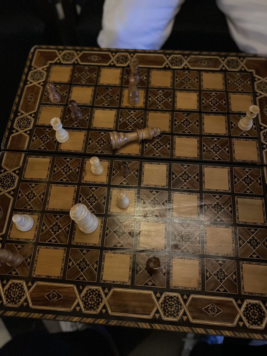 Mippeev's tweet photo. An ancient chess epic, in which the crowns fall and only one crown remains, to announce the final victory...and conclude the whole story (From are you sure you will play? to a silent handshake with the expressions of defeat) ✨ https://t.co/mrAb3Hht39