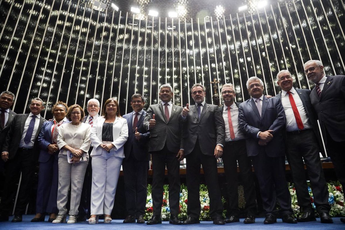 jaqueswagner's tweet photo. Hoje tive a honra de presidir a Sessão Solene do Congresso Nacional em celebração ao Bicentenário da Independência do Brasil na Bahia, realizada por nossa iniciativa, junto com o senador @randolfeap, @DeputadoBacelar e as deputadas @Alice_Portugal, @lidicedamata e Rogéria Santos. https://t.co/Q6UPzyn5nX