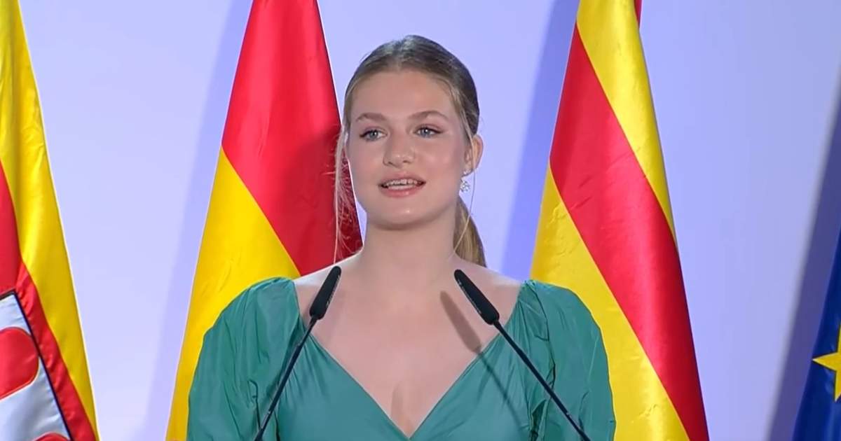 martatools's tweet image. En tres idiomas y con guiño a su nueva vida: Leonor es ovacionada por su discurso en los Princesa de Girona dlvr.it/SrkjYT