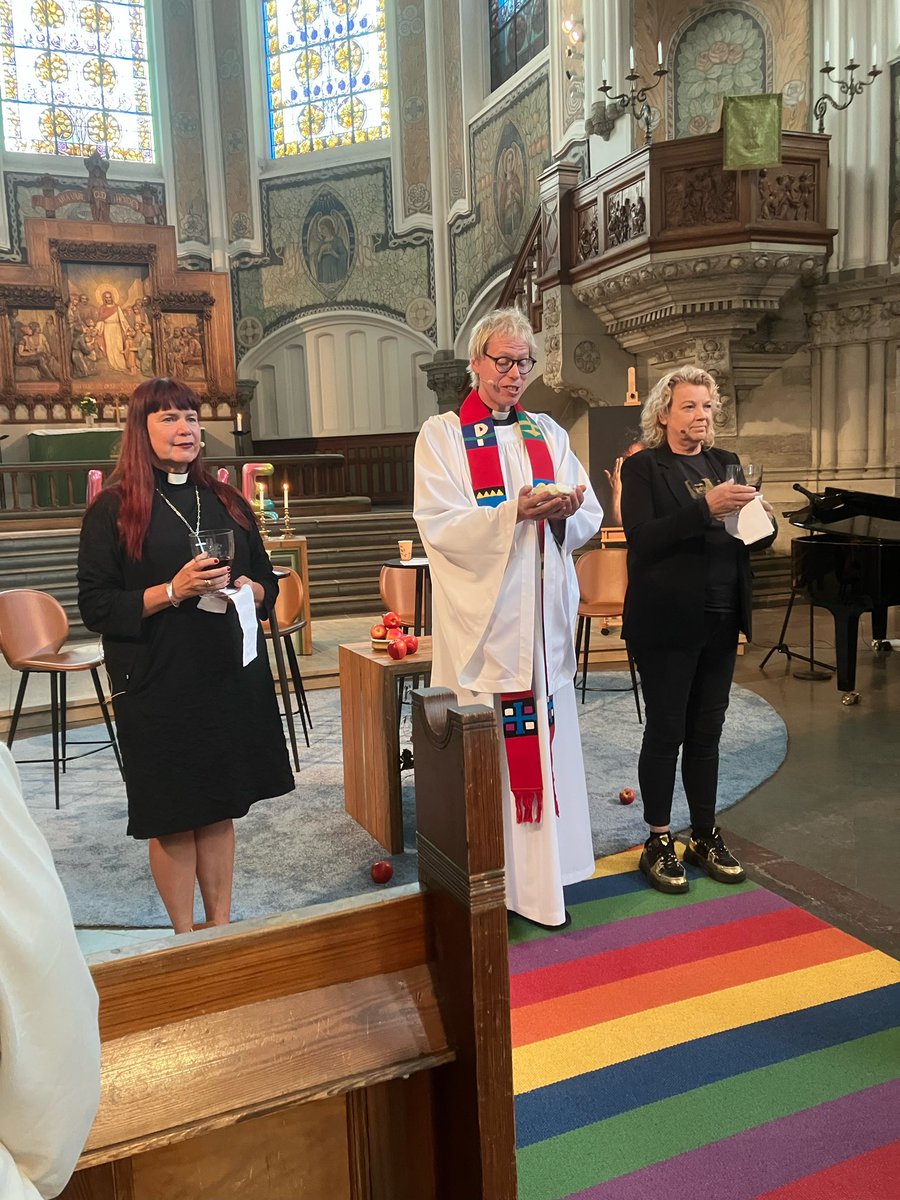 Idag delat ut nattvard i st Johannes kyrka i Malmö där samtalet om att få hänga upp mitt verk ”paradiset” världens enda HBTQ altartavla igen efter den togs ner efter bara två veckor. Med <a href="/AlbinTanke/">Albin Tanke</a>  <a href="/GHallonsten/">Gunilla Hallonsten</a>  och Lars Gårdfeldt. <a href="/svenskakyrkan/">Svenska kyrkan</a>