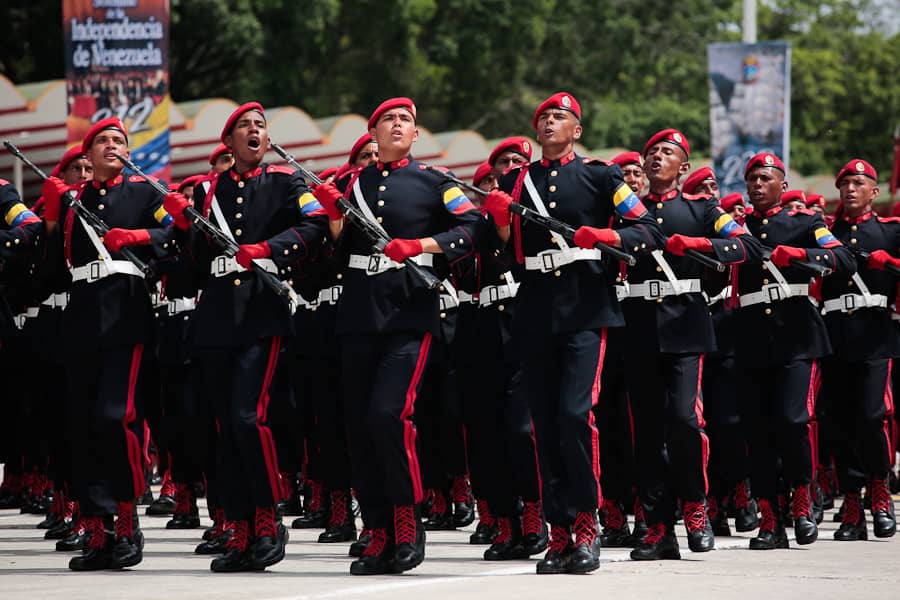 Comandante en Jefe de la FANB, <a href="/NicolasMaduro/">Nicolás Maduro</a> lideró el desfile cívico-militar por el 212º aniversario de la Declaración de la Independencia y Día de la Fuerza Armada Nacional Bolivariana; allí expresó que la FANB es la columna vertebral de la unión, paz y seguridad de la Patria.