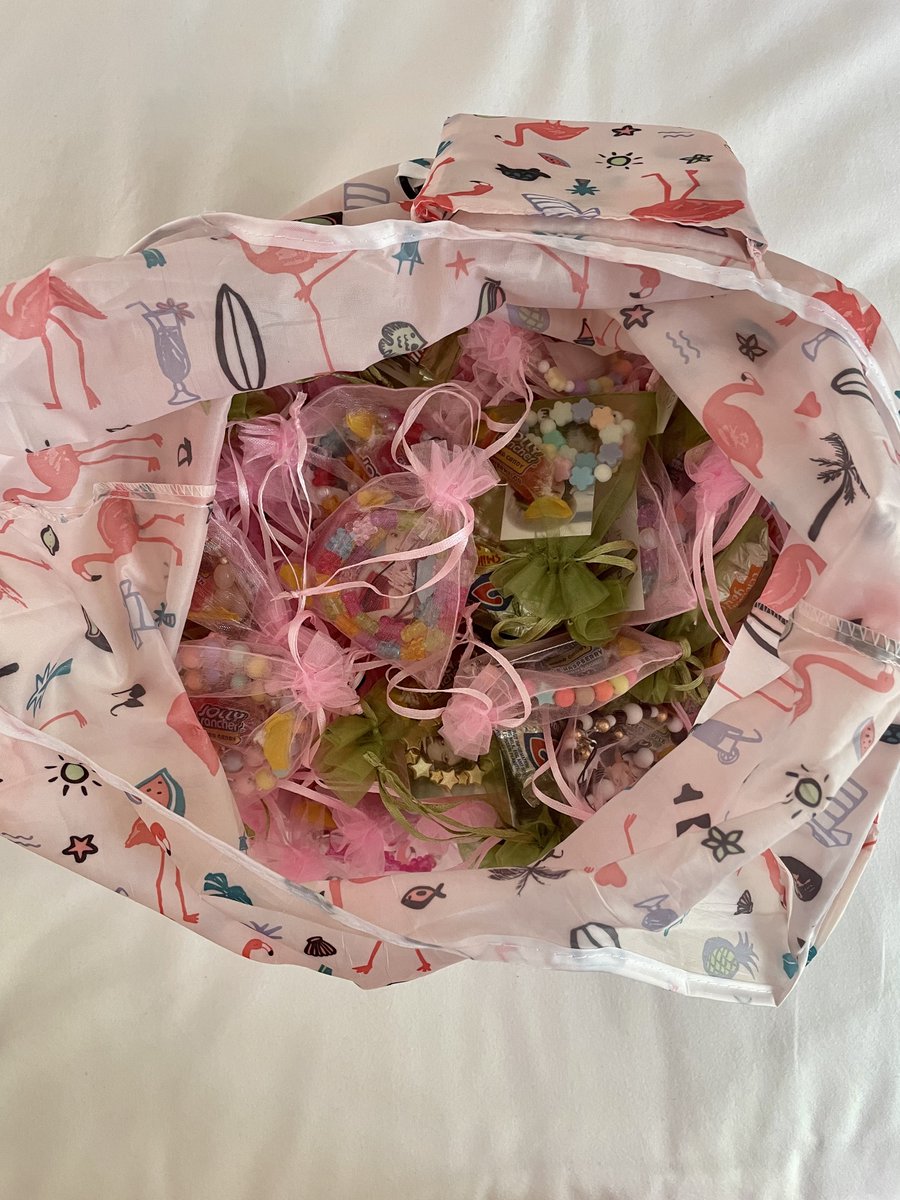 orbitjinnie's tweet image. i'll be giving out freebies for twice tomorrow at metlife!! i have ~100 phone charms/wrist straps/bracelets + ~100 mini photos (~200 total)!

pls like/rt 🥰
🍭🍭🍭
#TWICE_5TH_WORLD_TOUR_IN_New_Jersey #TWICEatMetLife #TWICEinNJ #TWICEinNYC #twicefreebies