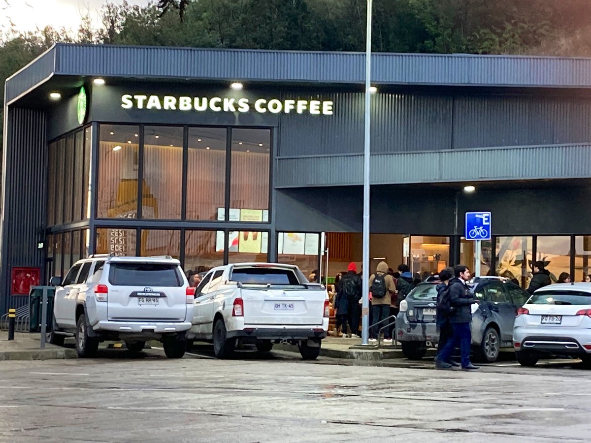 fdondeestas's tweet photo. Ya abrió Starbucks en Puerto Montt, lleno y con fila para entrar https://t.co/QvxvT7EwgB