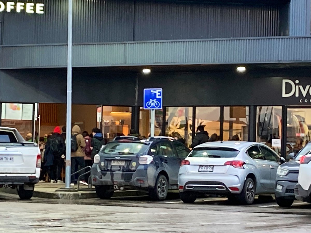 fdondeestas's tweet photo. Ya abrió Starbucks en Puerto Montt, lleno y con fila para entrar https://t.co/QvxvT7EwgB