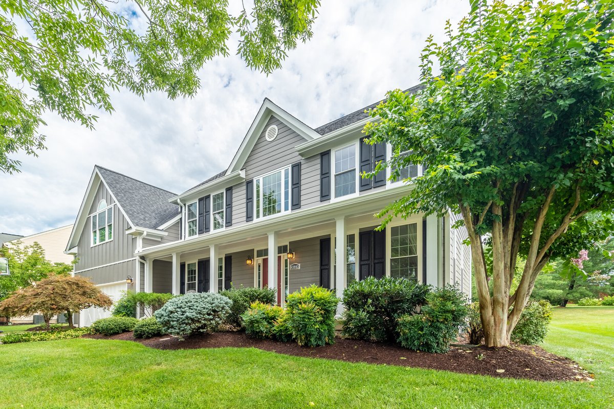 JamesHardie's tweet photo. With its warmth and adaptability, #AgedPewter is the perfect complement to both beiges and other grays.
Request a sample today!
https://t.co/JS4xnXcxip
#JamesHardie #Siding #HomeReno #HomeDesign #HomeSweetHome #WarmGray #HouseColor #ArcticWhite https://t.co/molOT5IRdz