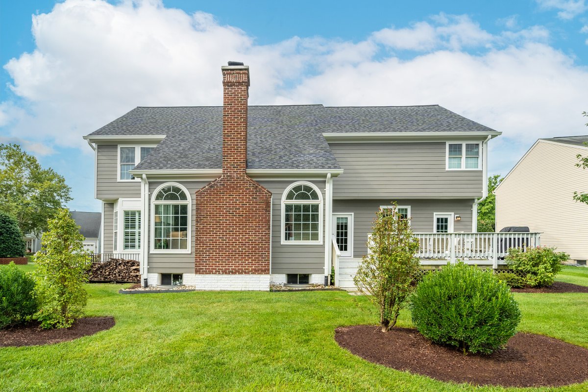 JamesHardie's tweet photo. With its warmth and adaptability, #AgedPewter is the perfect complement to both beiges and other grays.
Request a sample today!
https://t.co/JS4xnXcxip
#JamesHardie #Siding #HomeReno #HomeDesign #HomeSweetHome #WarmGray #HouseColor #ArcticWhite https://t.co/molOT5IRdz