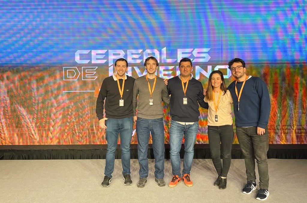 Agropack (@agropack) on Twitter photo 🌟 Parte de nuestro Equipo Comercial hoy en la Jornada #CerealesDeInvierno de <a href="/Syngenta_ar/">Syngenta Argentina</a> 🌾✅️
👤 Gerardo Ferreyra - Costa
👤 Nicolas Dons - Lobos
👤 Juan Ignacio Basile - Tandil
👤 Florencia Arhex - Tandil
👤 Alejandro Alvarez - Costa
𝙎𝙤𝙢𝙤𝙨 𝘼𝙜𝙧𝙤𝙥𝙖𝙘𝙠 🌟 Parte de nuestro Equipo Comercial hoy en la Jornada #CerealesDeInvierno de <a href="/Syngenta_ar/">Syngenta Argentina</a> 🌾✅️
👤 Gerardo Ferreyra - Costa
👤 Nicolas Dons - Lobos
👤 Juan Ignacio Basile - Tandil
👤 Florencia Arhex - Tandil
👤 Alejandro Alvarez - Costa
𝙎𝙤𝙢𝙤𝙨 𝘼𝙜𝙧𝙤𝙥𝙖𝙘𝙠