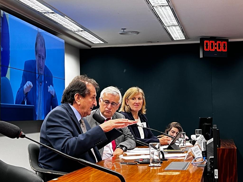 Agradecemos a participação dos deputados <a href="/NiltoTatto/">Nilto Tatto 🍀 O Ambientalista no Congresso 🇧🇷</a>, <a href="/celiaxakriaba/">Célia Xakriabá</a>, <a href="/tuliogadelha/">Túlio Gadêlha</a>, @goettenJorge, @socorroNeriAc, <a href="/depleomonteiro/">Leonardo Monteiro</a>, <a href="/ArnaldoJardim/">Arnaldo Jardim</a>, <a href="/pradoweliton/">Weliton Prado</a>, e assessores legislativos, que acompanharam o Embaixador <a href="/IgnacioYbanez/">Ignacio Ybáñez 🇪🇺</a> e nossa especialista Mercedes Sanchez Varela