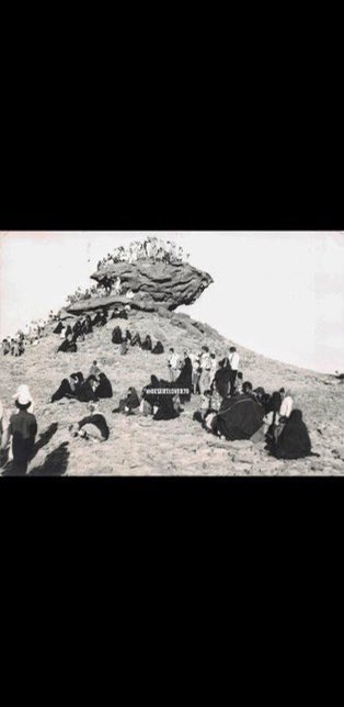abrehim200998's tweet photo. أمير #تبوك الأمير سليمان التركي السديري-رحمه الله-ورئيس محاكم تبوك الشيخ صالح المحمد التويجري-رحمه الله-في سباق الهجن بالسداره جنوب #علقان والذي أعده خضر بن درويش العطوي، وكان ذلك أوائل التسعينيات الهجرية https://t.co/kLkhpwRfRG