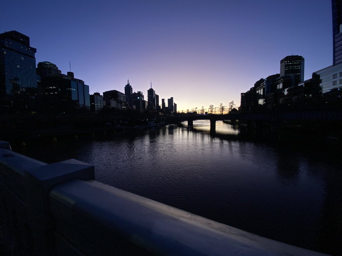 JaseCuy's tweet photo. Morning World #brisk #Melbourne  #morning #cbd #sunrise #yarrariver #southbank https://t.co/zGaTi7lhCa