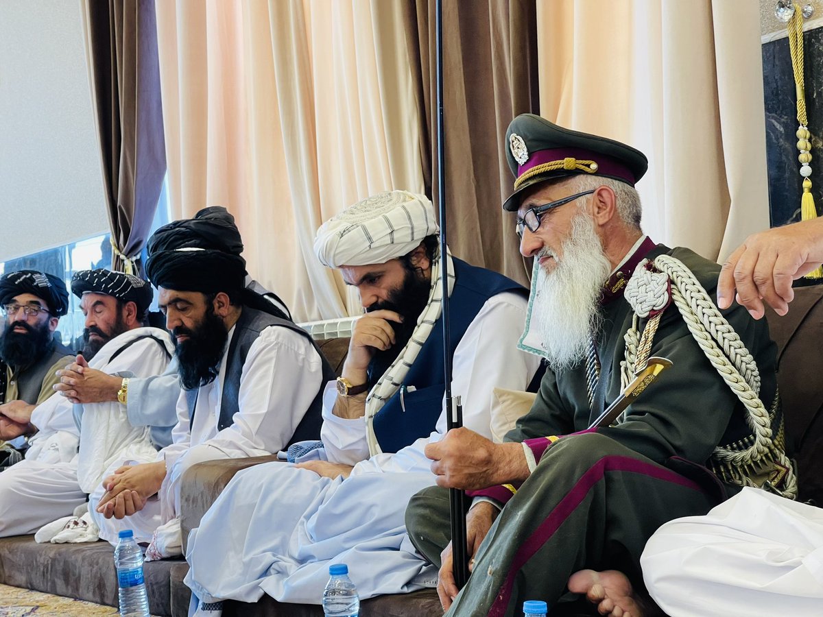 HekmatJan14's tweet photo. د اختر ورځې رخصتي څخه په استفاده د شهیدانو او مجاهدینو او عامو خلکو کورنو ته مبارکي ته ورغی، ددوی پوښتنه وکړه او ټولو احوال یې واخیست، وروسته د هغو شهیدانو مقبرې ته هم لاړ چاچې د اسلامي نظام او هیواد ازادي لپاره ځانونه قربان کړل.
ورپسې د څو ولایتونو مشران یې راټول کړل هر قومي https://t.co/AcwRcyBQBP