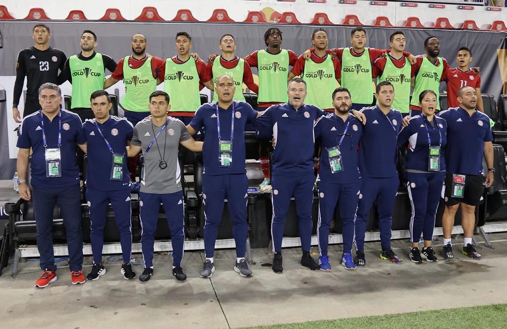 Dentro de la cancha y fuera de ella el equipo se mantiene unido.