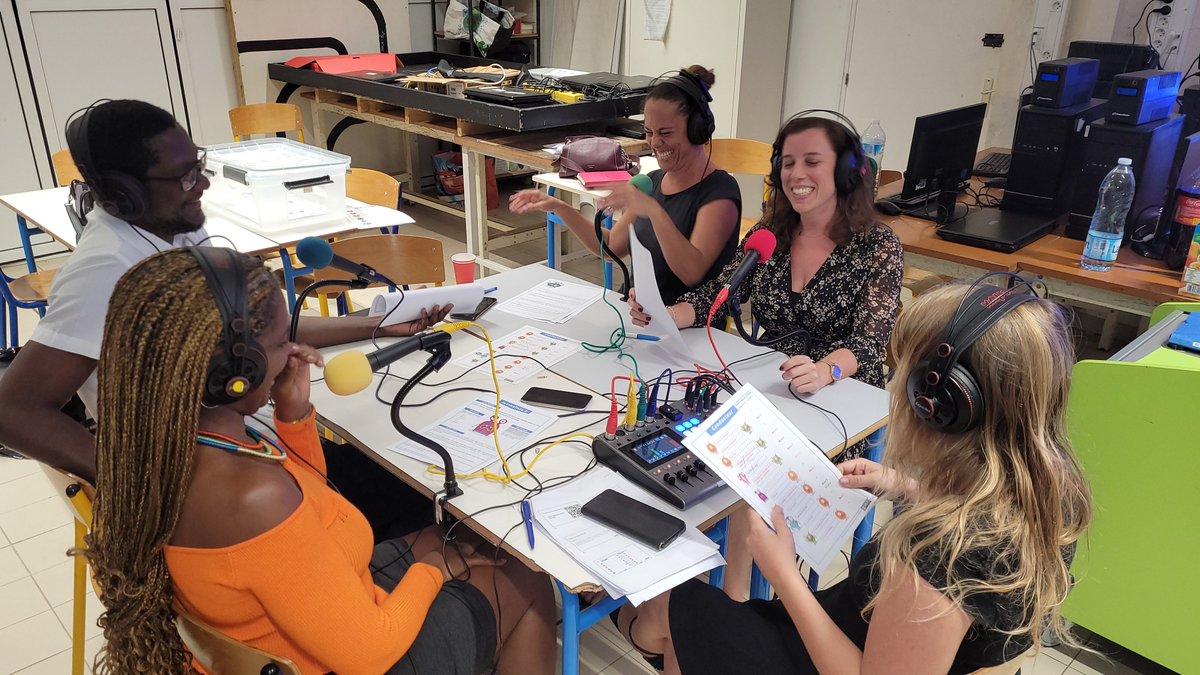 Cette semaine, deux FIL -Formations d'Initiative Locale- et deux nouvelles équipes pédagogiques  prêtes à se lancer dans la webradio avec les élèves !  
Bravo aux profs de la REP+ E. Saldès et du <a href="/ray_college/">COLLEGE CONSTANT LE RAY</a> d'avoir relevé le défi! <a href="/acmartinique/">Académie de Martinique</a> <a href="/EAFCMartinique/">EAFC972</a> <a href="/DaneMartinique/">D.R.A.N.E. Martinique</a>