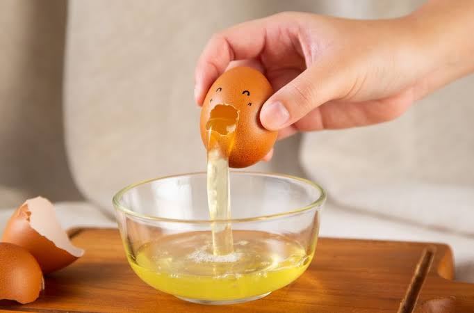 braindata_TH's tweet image. ไข่ขาวสามารถใช้รักษาแผลน้ำร้อนลวกได้  🥚

ใช้ไข่ขาว มาทาที่น้ำร้อนลวกให้ทั่วทิ้งไว้จนแห้ง ไปเอง แล้วรอสักพักใหญ่ๆ จึงล้างออกจะไม่มีรอยแดง หรือพองเลย 

ข้อสำคัญ ❗️ ก่อนทาไข่ขาวอย่าให้ถูกน้ำเย็นหรือของอื่นเลย และอย่าไปแกะ หรือเกาตอนที่ใกล้จะแห้ง เพราะจะทำให้หนังถลอก