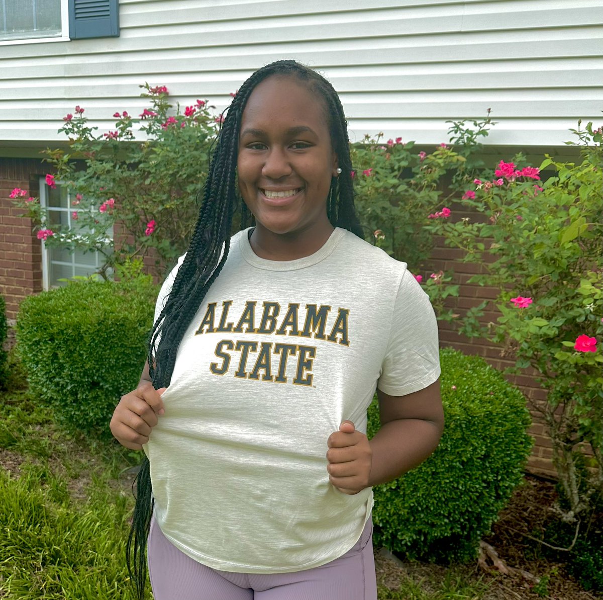 MikeriaHoward1's tweet photo. Same year new beginning!! I want to thank my family and friends for being with me along this journey. And I want to thank @Coach_T_Bradley for giving me a new home at the prestigious ASU! I can’t wait for the Hornets to Sting💛🖤
#swarm #bamastatesb #HBCU https://t.co/gEl2npy8tq