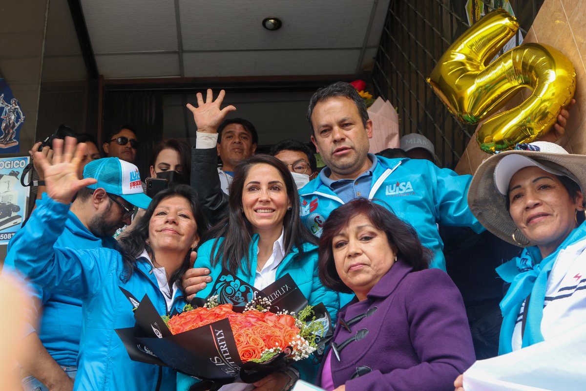 LuisaGonzalezEc's tweet photo. ¡Disfrutamos junto a los líderes sociales de Carchi! 

Compartimos un almuerzo en el Mercado Central de Tulcán junto a líderes que trabajan por el bienestar de su comunidad. Es junto a ellos, en equipo, que impulsaremos la #SeguridadTrabajoBienestar. 

¡La #RC lo sabe hacer bien! #ConLuisa 🩵🇪🇨