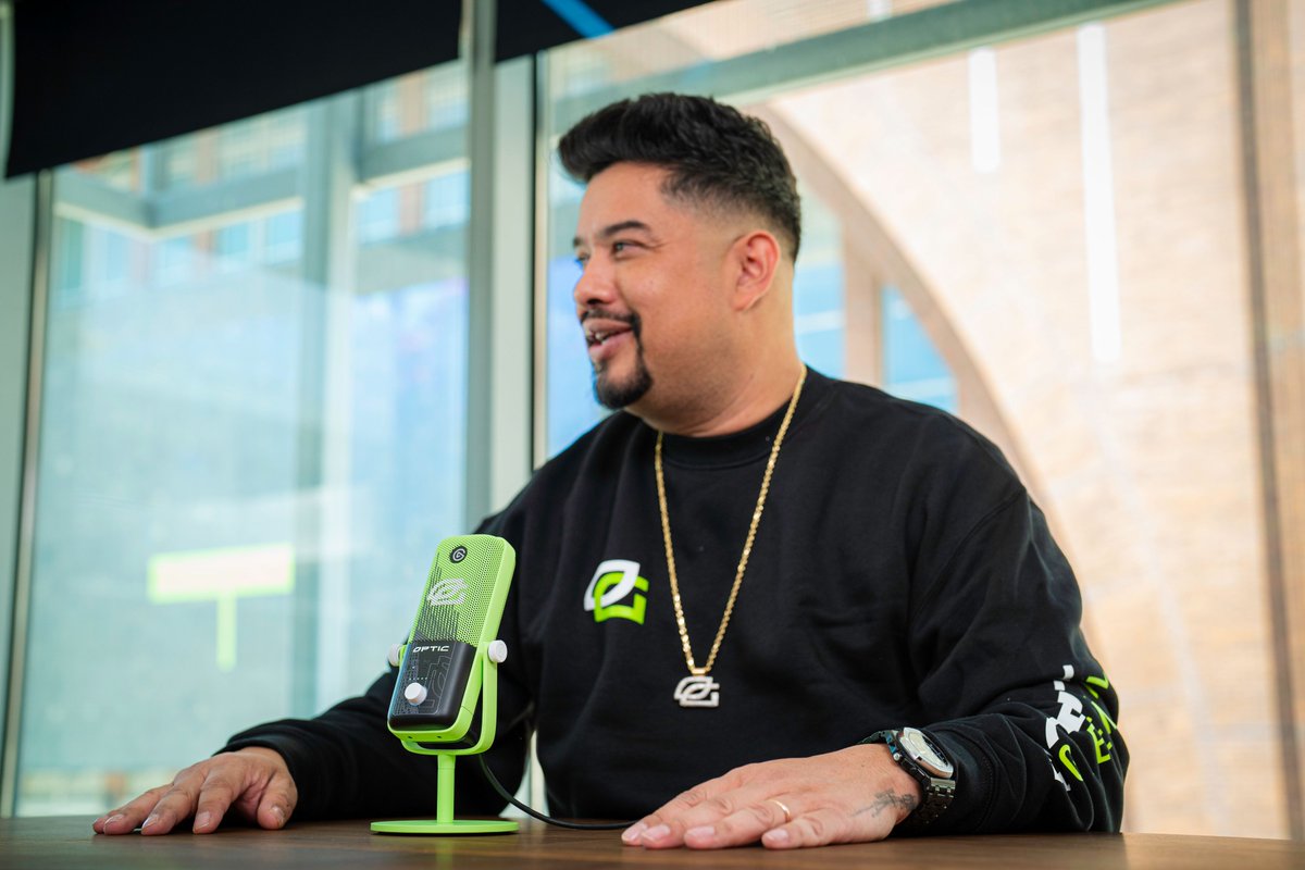 OpTic's tweet photo. Made for the #GreenWall, designed by OpTic 🔥

Turn your setup into a production studio with our Limited Edition custom @elgato Wave:3 Mic &amp; Streamdeck MK.2, available this Friday 🎙️ https://t.co/6AzUHHHbEw
